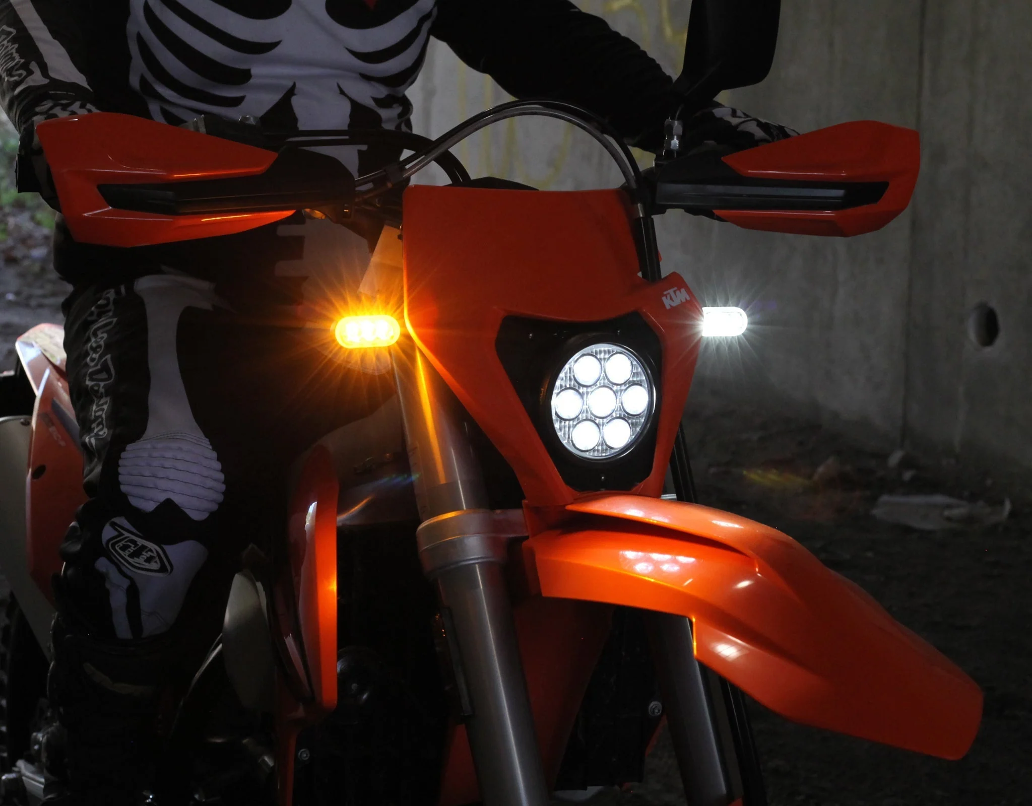 T3 Switchback M8 LED Turn Signals - Front - Image 10